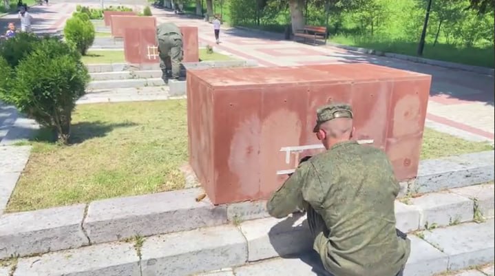 В Гюмри военнослужащие 102-й базы закрасили сорванные буквы на мемориале «Мать Армения»
