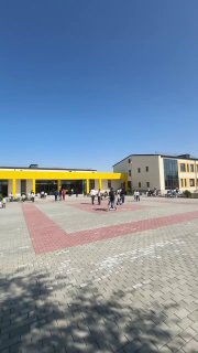 Премьер-министр Никол Пашинян посетил новую школу в селе Покр Веди